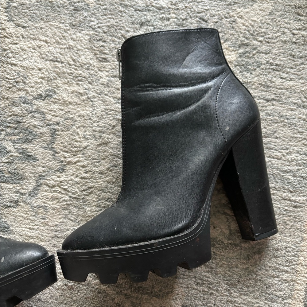 MIA size 8 heeled zip up bootie